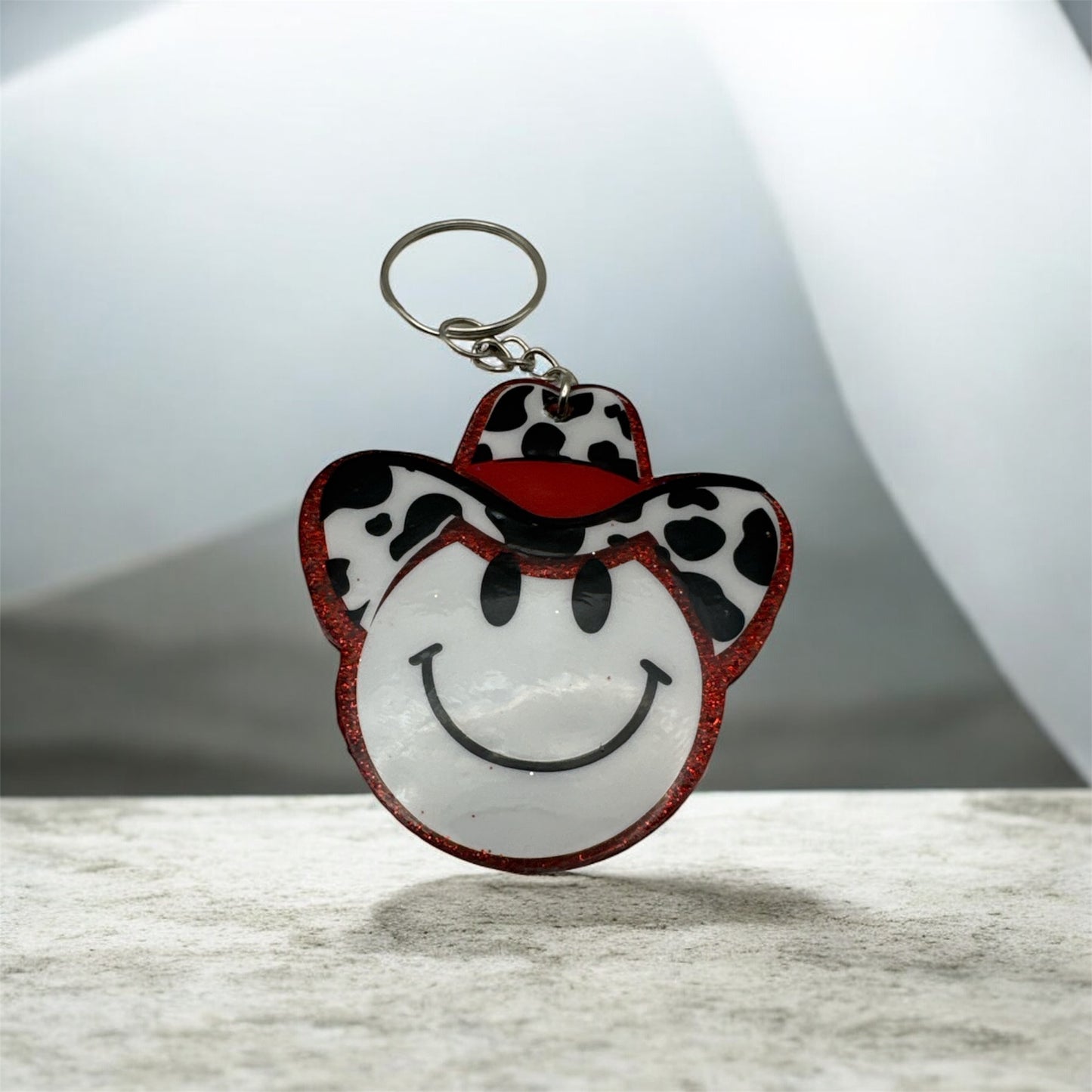 Smiley Face Charm 3-inch Keychain – Cowboy Hat Design, Trendy Accessory